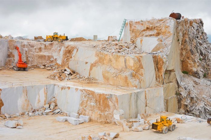 khai-thac-mo-da-marble-trang